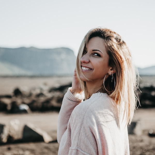 happy-woman-in-the-desert